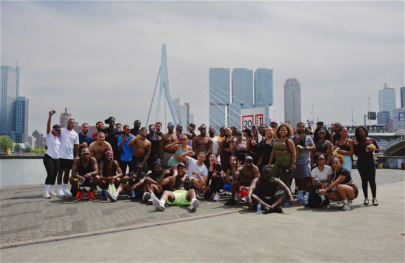 De MOVNMOTION community tijdens een Sunrise Run bij de Erasmusbrug in Rotterdam